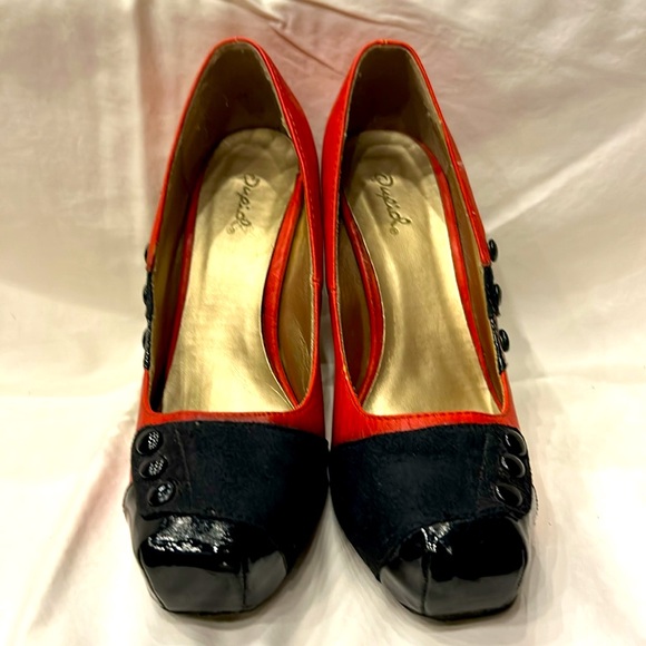 Qupid - Unique Red and Black Pump. Size 8 - Picture 3 of 9